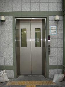 地上〜駅へのエレベーター