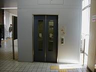 西口改札前のエレベーター