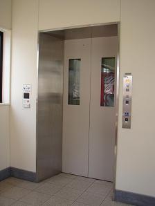 改札〜地上のエレベーター