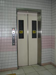 ホーム〜改札のエレベーター