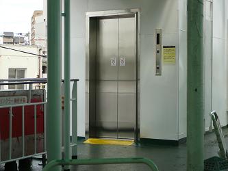 船内のエレベーター